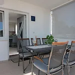 By The Sea בית הארחה 3*